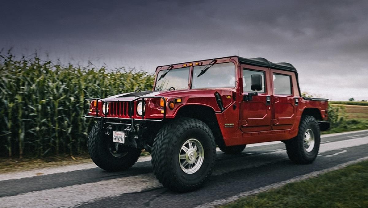 Hummer збирається випустити конкурента Tesla Cybertruck