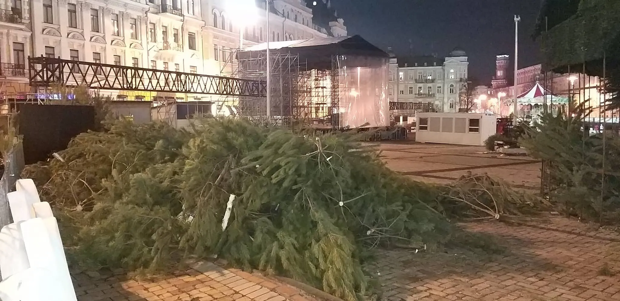 У Києві розібрали головну ялинку 