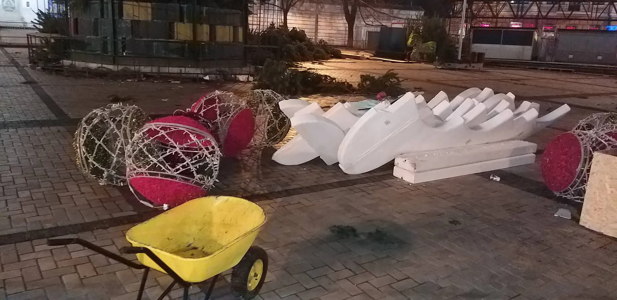 Святкові прикраси ялинки Святкові прикраси ялинки