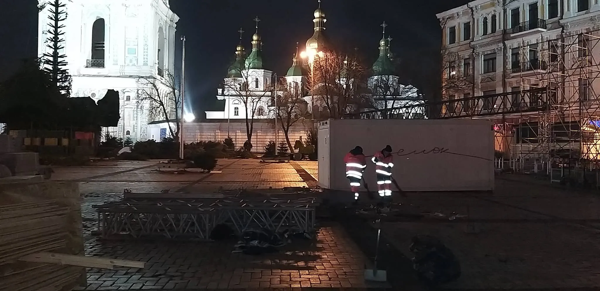 У Києві розібрали ялинку У Києві розібрали ялинку