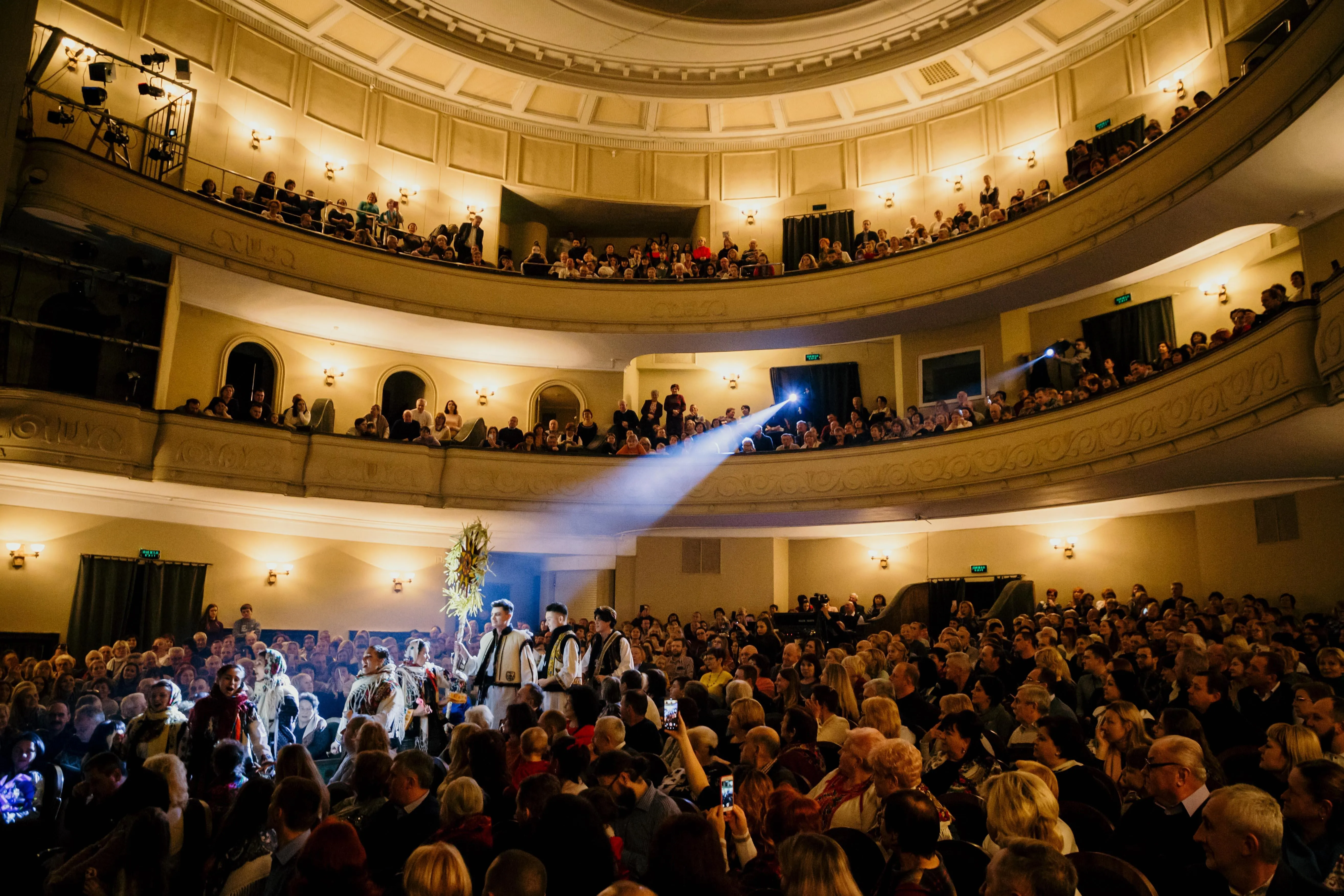 Колядники з вертепом відкрили концерт Оксани Мухи Колядники з вертепом відкрили концерт Оксани Мухи