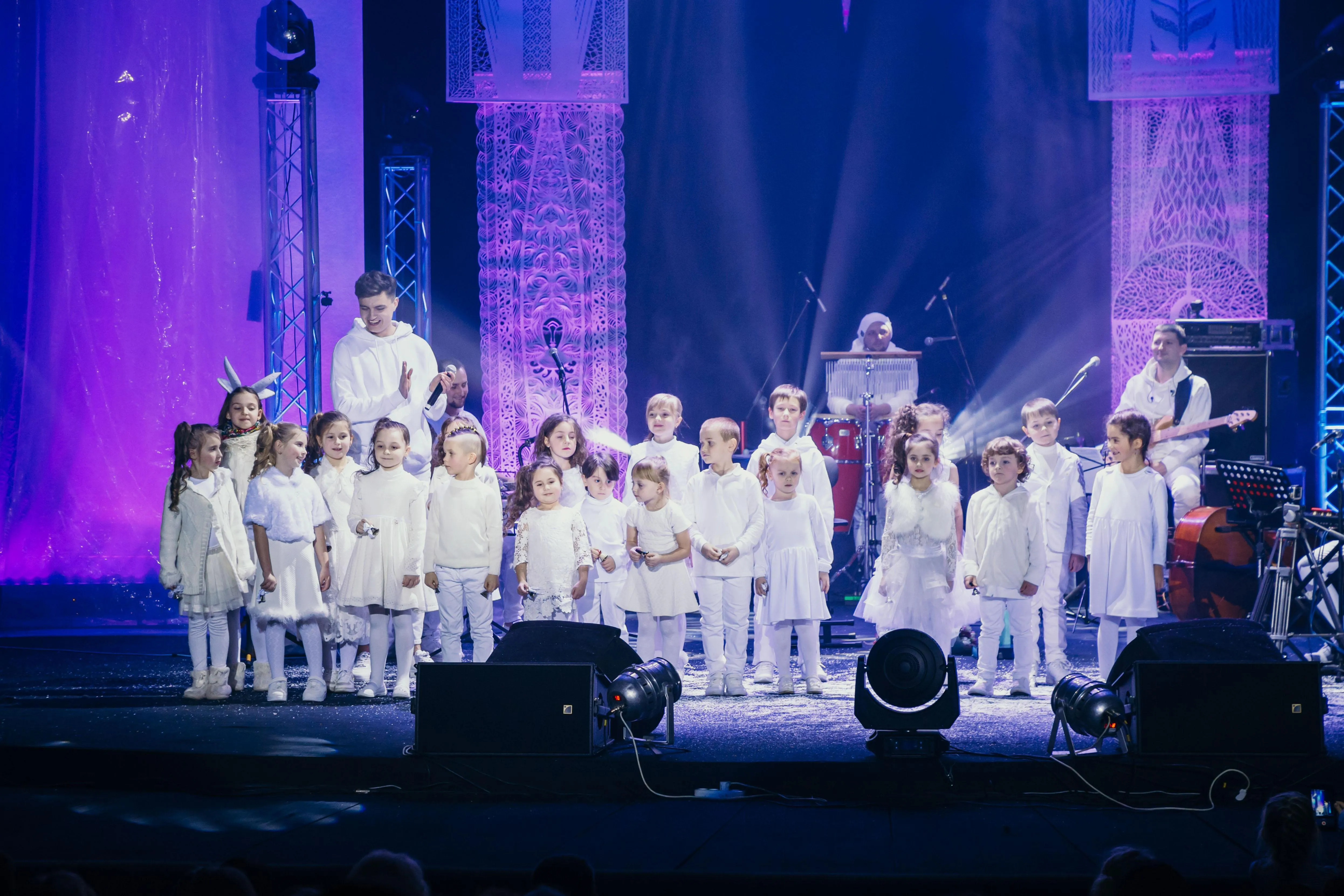 Оксана Муха з дітьми Оксана Муха з дітьми