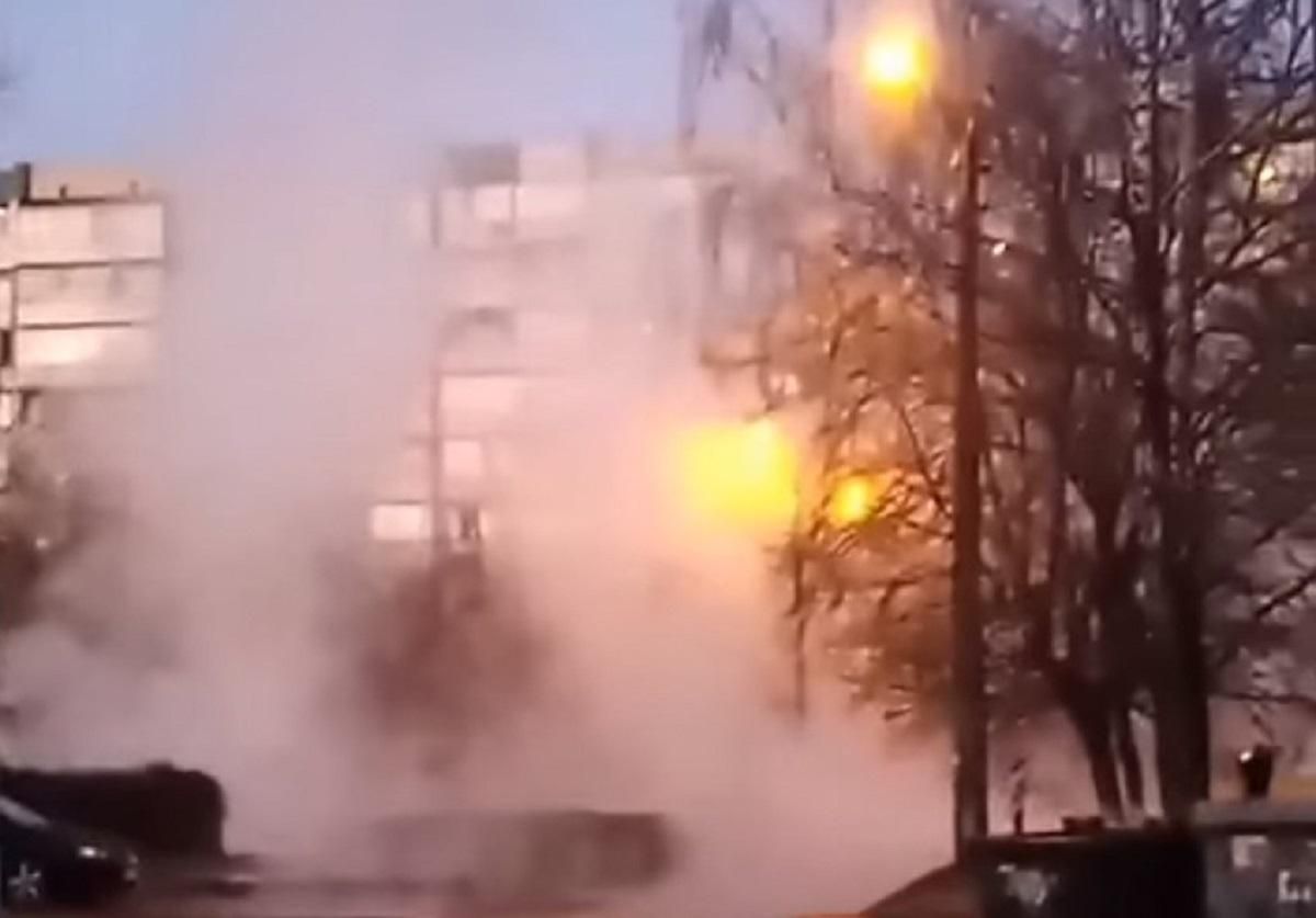 "Нагадує челендж": у Києві знову прорвало тепломережу – відео "Нагадує челендж": у Києві знову прорвало тепломережу – відео