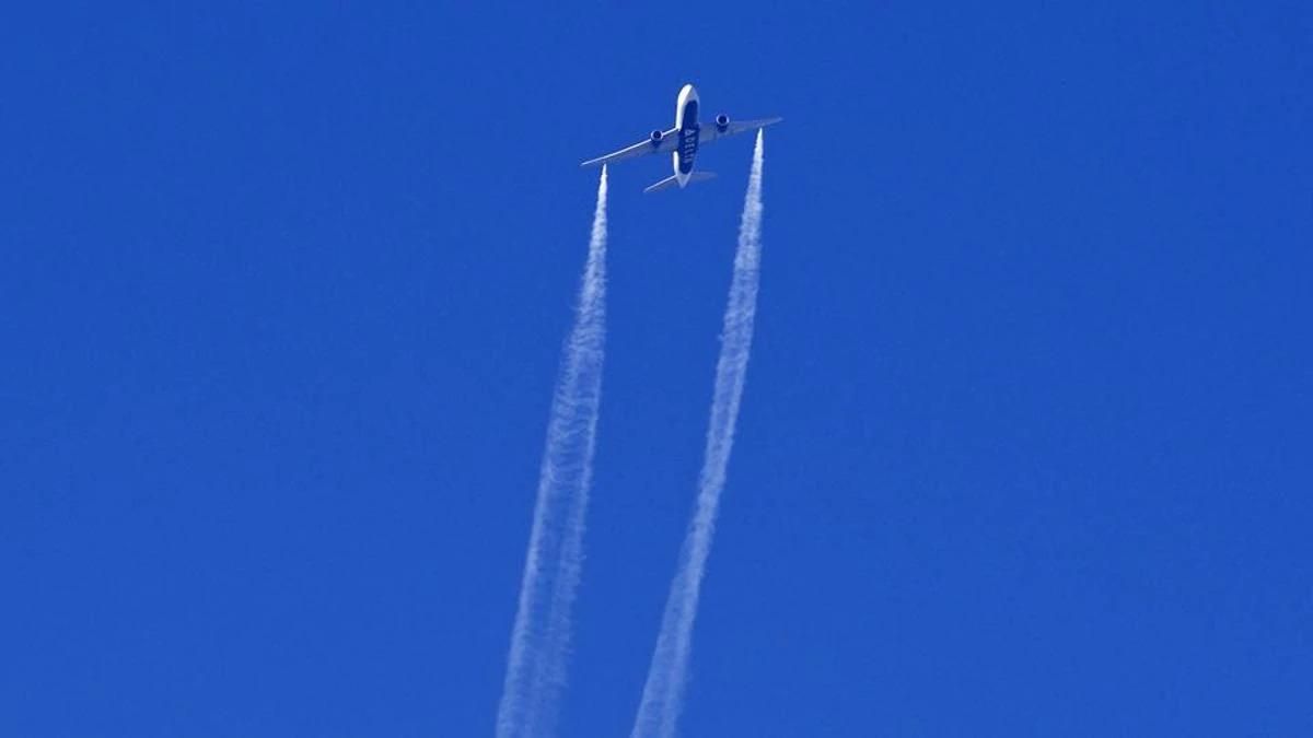 Літак скинув авіапаливо над кількома школами в США: десятки потерпілих – відео Літак скинув авіапаливо над кількома школами в США: десятки потерпілих – відео