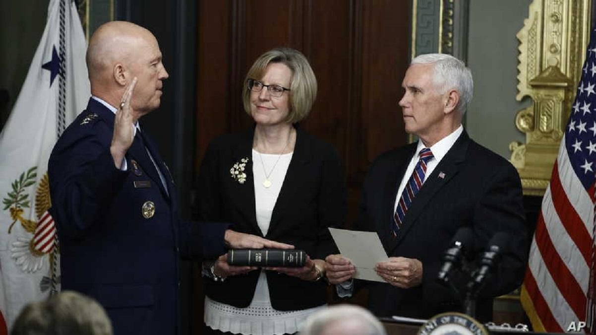 Перший командувач Космічних сил США склав присягу: що відомо про нові війська Перший командувач Космічних сил США склав присягу: що відомо про нові війська