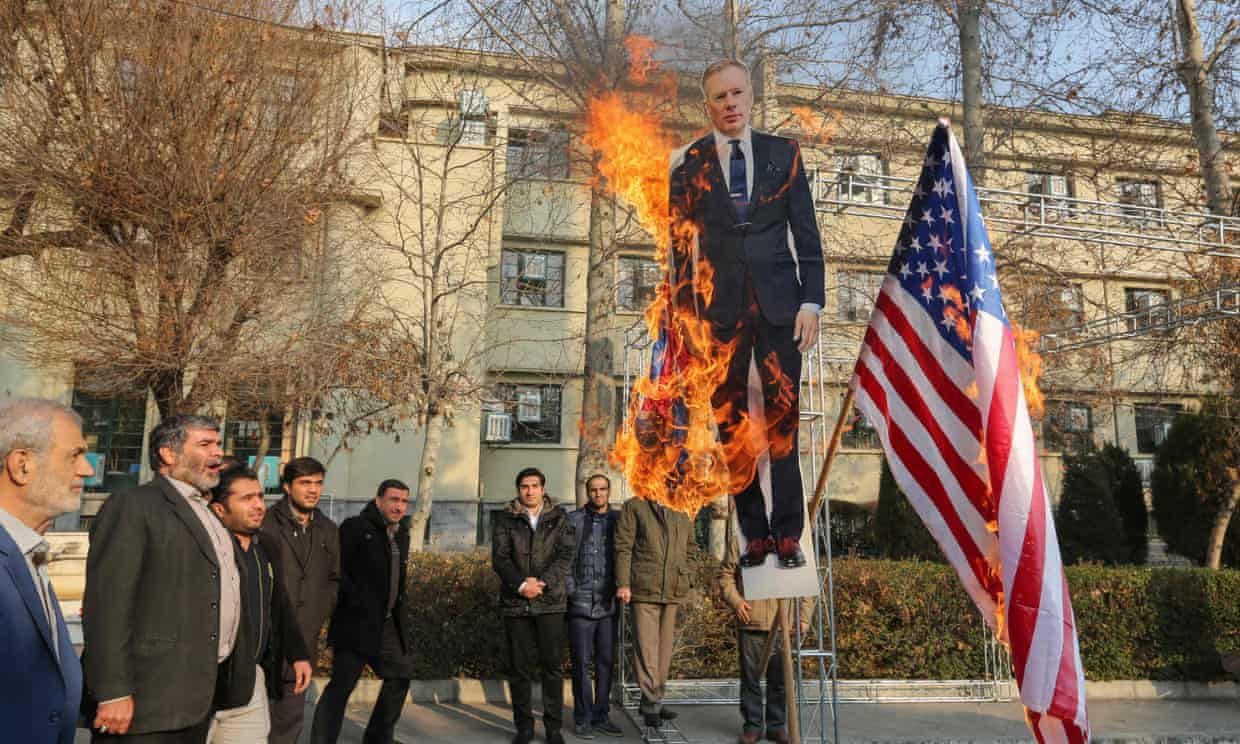 В Ірані спалили портрет посла Британії та оголосили персоною нон грата: відео