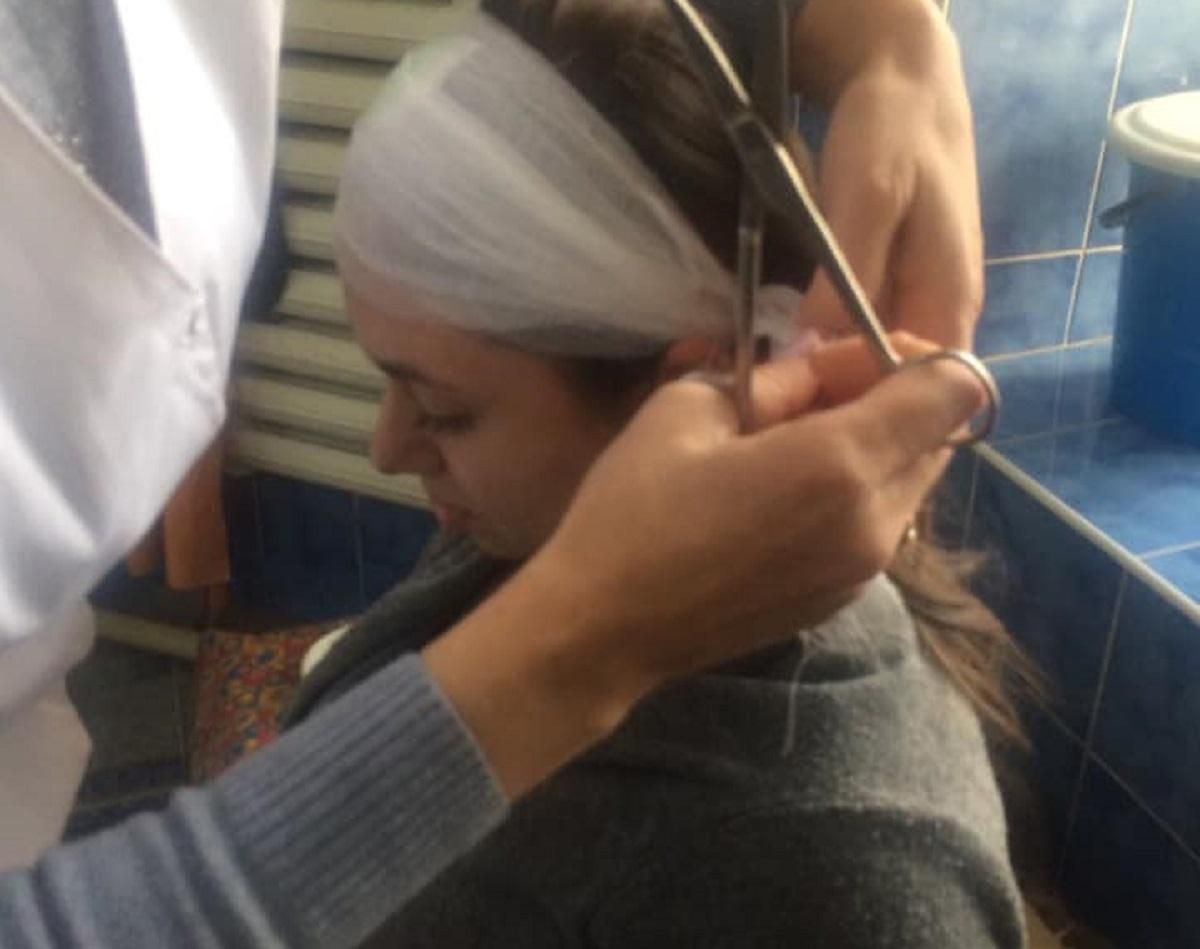 У центрі Одеси частина фасаду впала на голову перехожій: фото У центрі Одеси частина фасаду впала на голову перехожій: фото