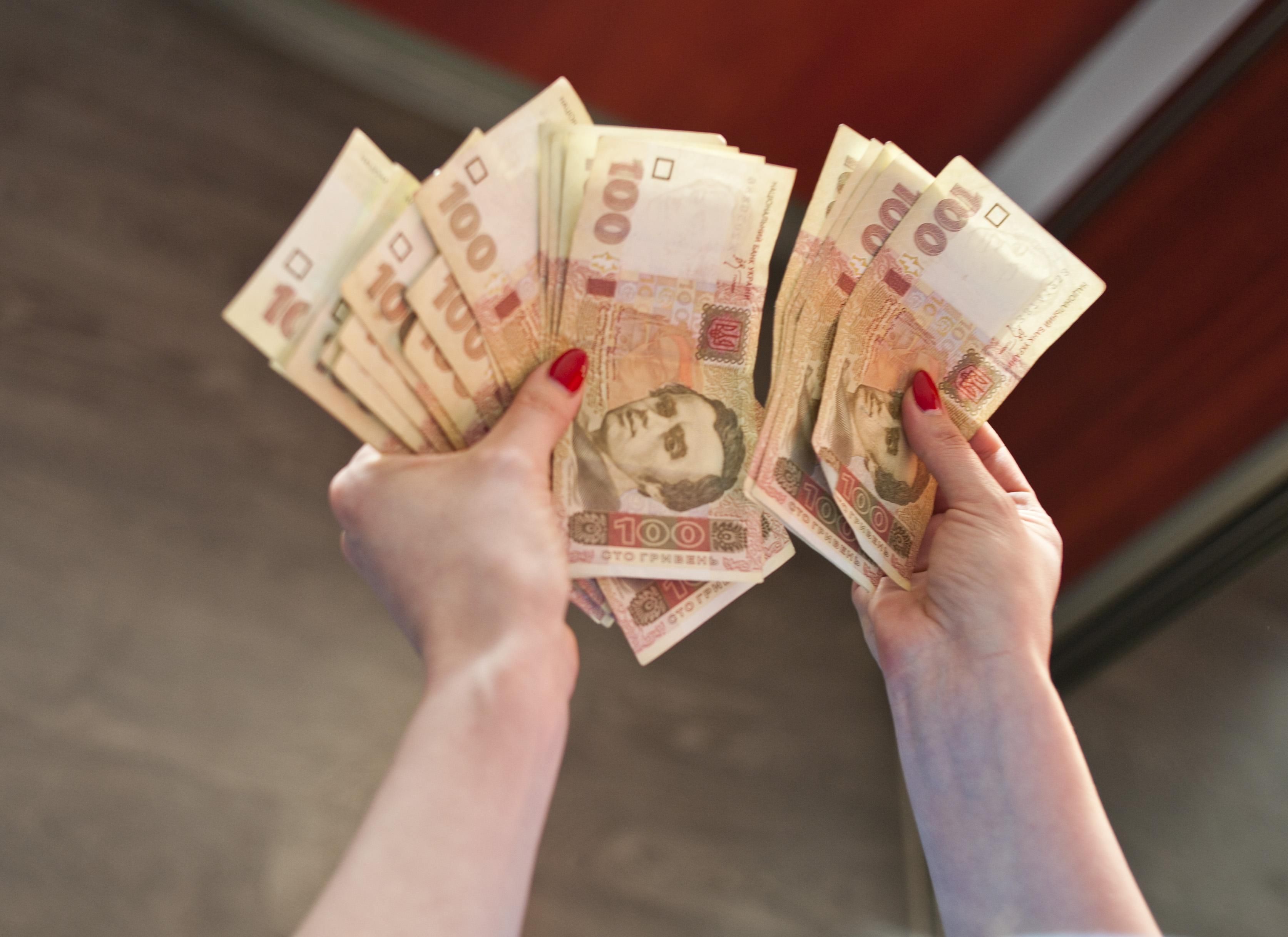 В якій валюті українці зберігають гроші: опитування
