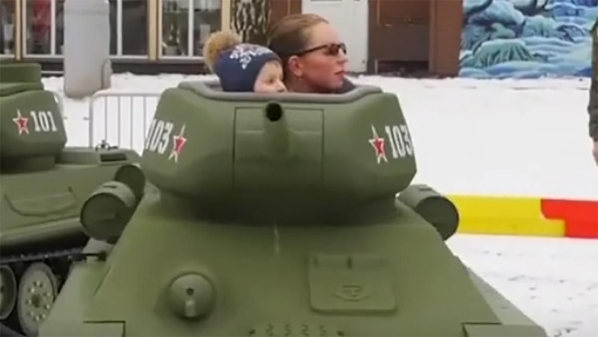 Чергове дно у Росії: діти катаються на іграшкових танках у парку розваг – відео