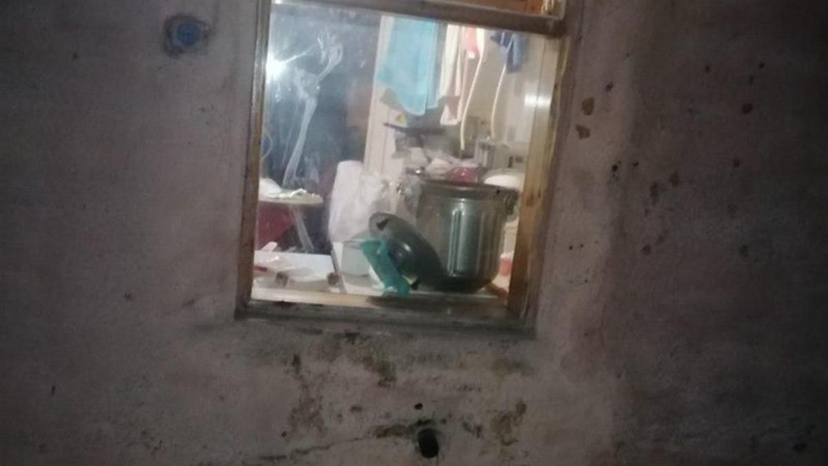 Грабитель застрял в окне, когда пытался сбежать Грабитель застрял в окне, когда пытался сбежать