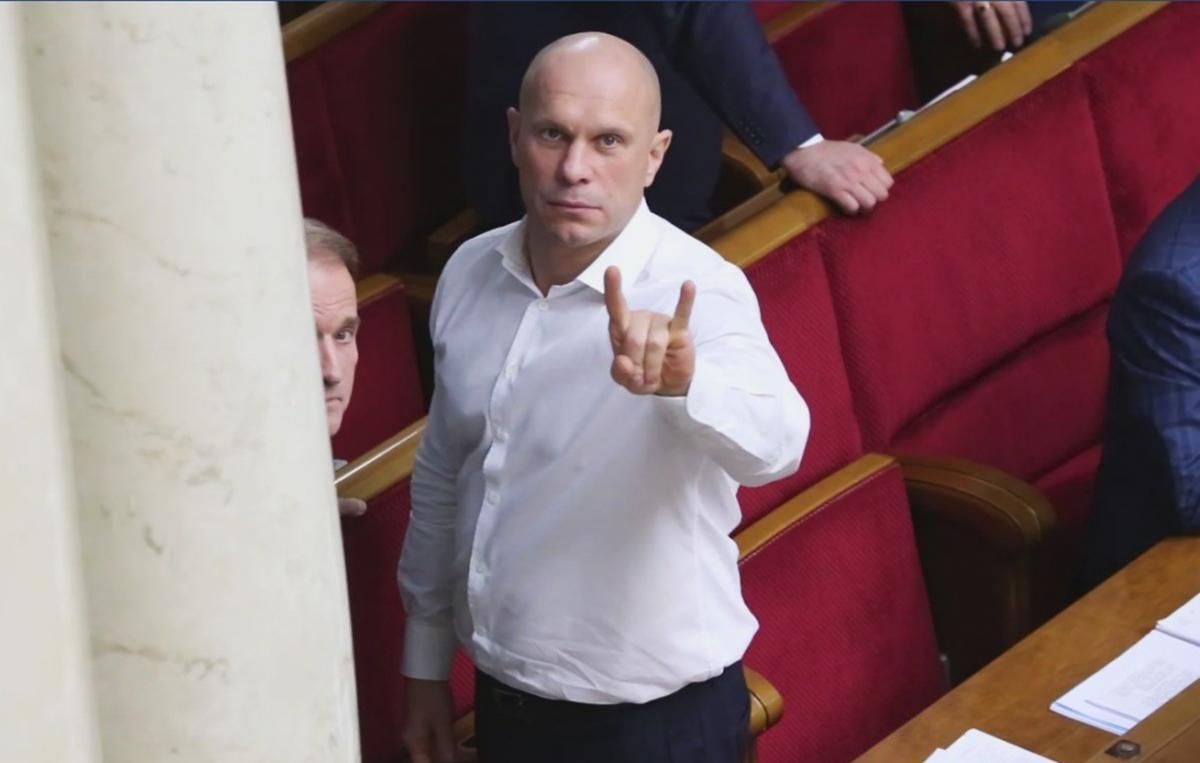 Кива снова рассматривал интимные фото в Раде: видео Кива снова рассматривал интимные фото в Раде: видео