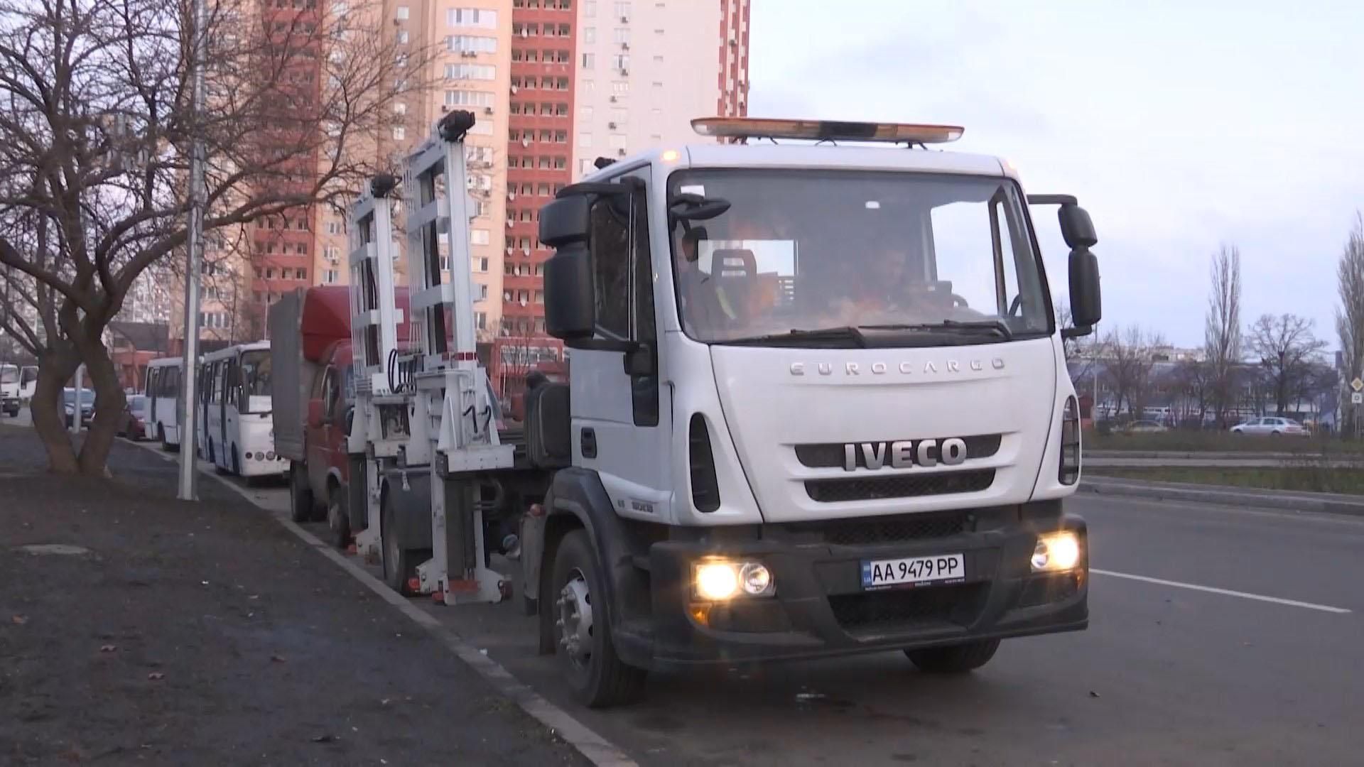 У Київ закупили евакуатори, які забирають автомобіль менш ніж за хвилину