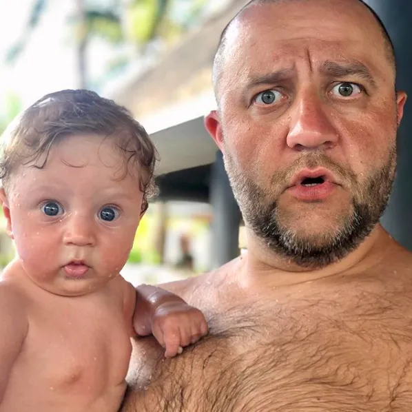 Єгор Крутоголов вперше показав новонародженого сина Єгор Крутоголов вперше показав новонародженого сина