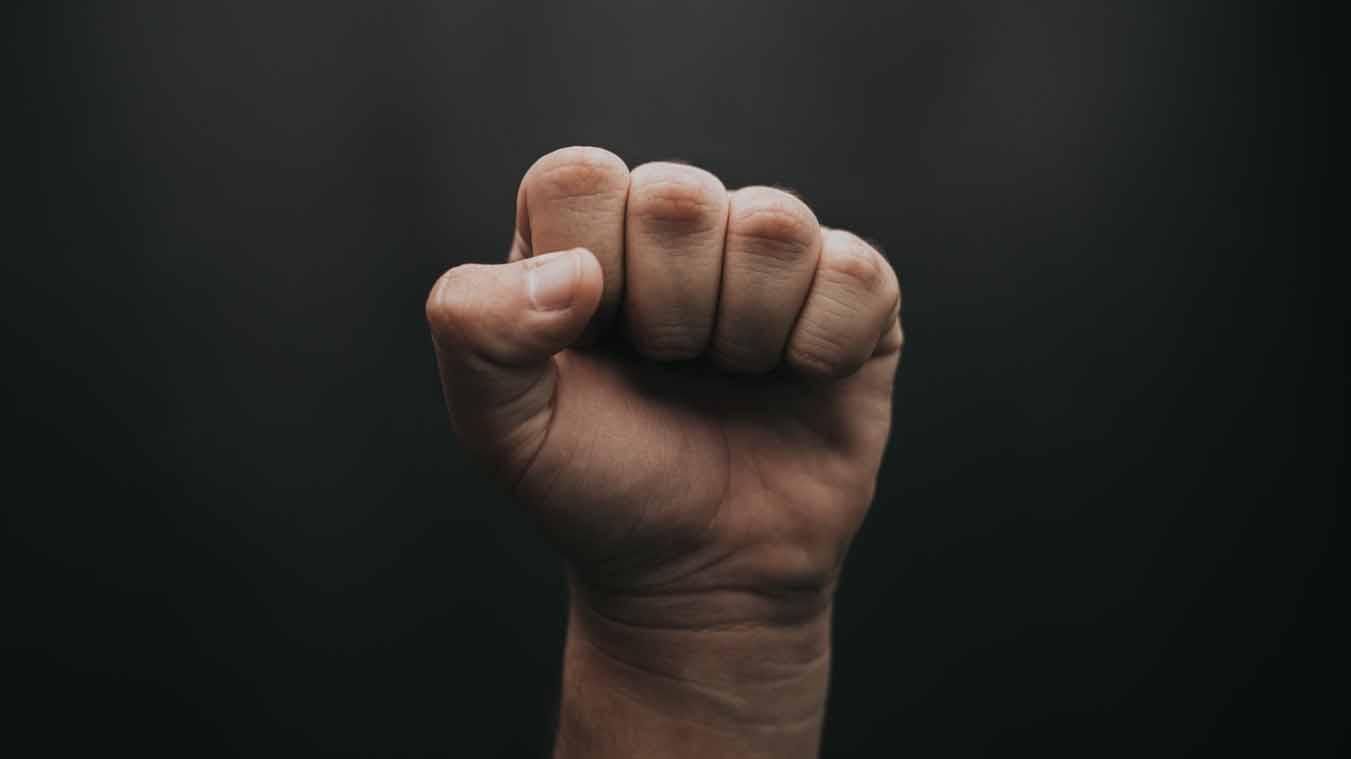 За сломанный наушник: российский школьник избил учительницу во время урока За сломанный наушник: российский школьник избил учительницу во время урока