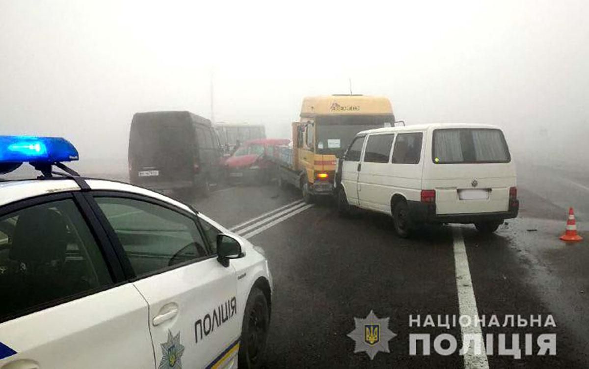 Из-за сильного тумана столкнулось семь машин: фото последствий ДТП на Ровненщине