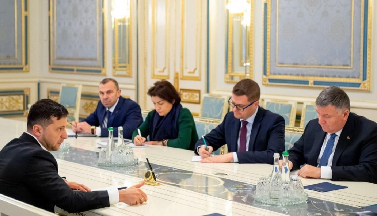 Прослушка Гончарука: Зеленский доручил расследовать прослушку Прослушка Гончарука: Зеленский доручил расследовать прослушку