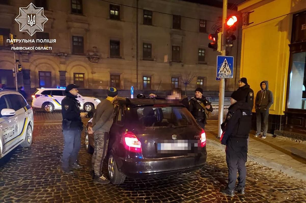 Двоє чоловіків на таксі викрали платіжний термінал: фото та відео затримання Двоє чоловіків на таксі викрали платіжний термінал: фото та відео затримання