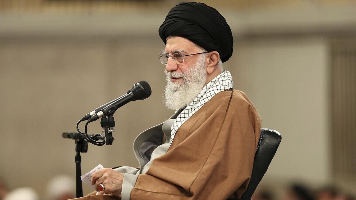 Авіакатастрофа МАУ:  Алі Хаменеї захистив військових, які збили літак