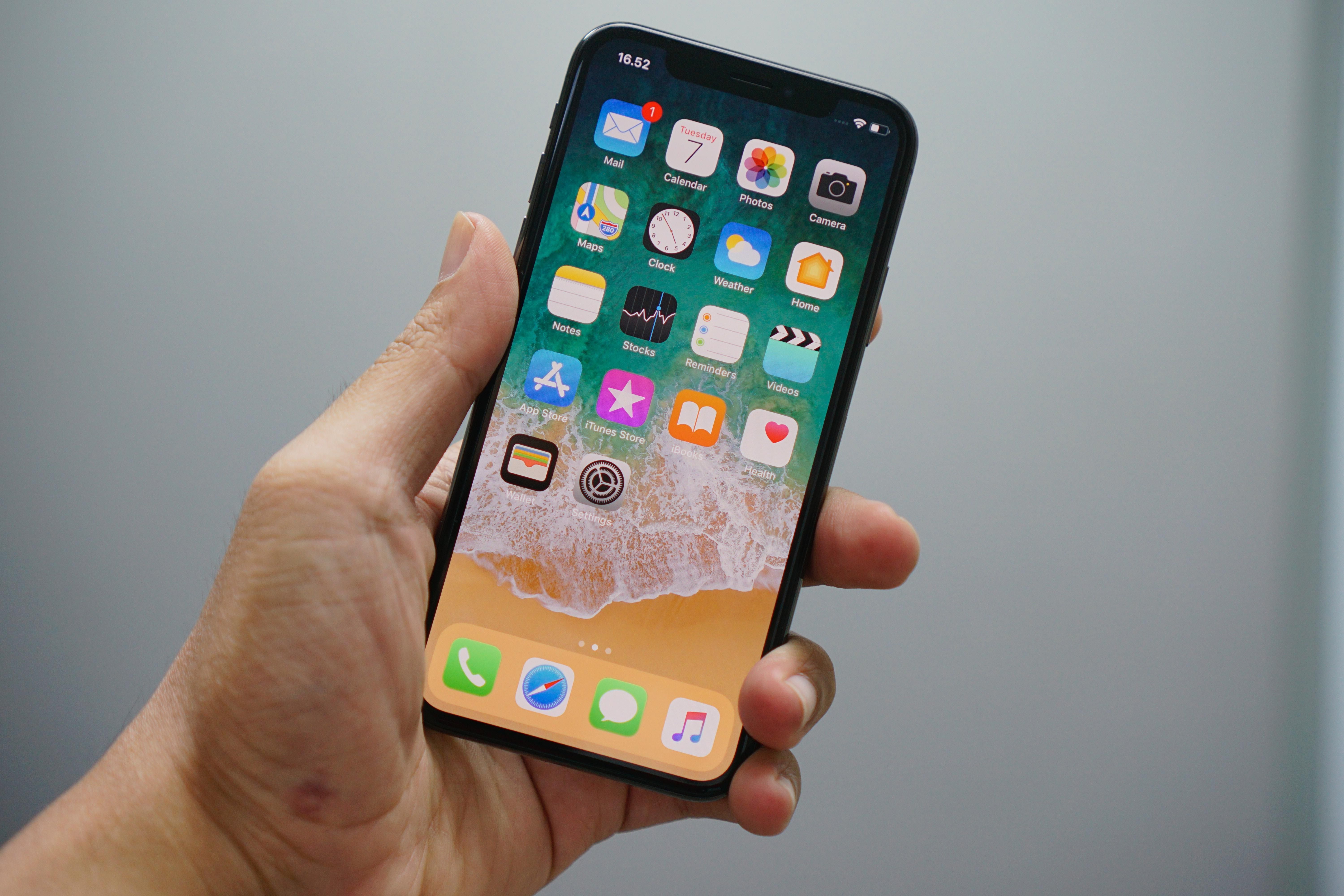 ФБР вдалося зламати iPhone без допомоги Apple: що про це відомо