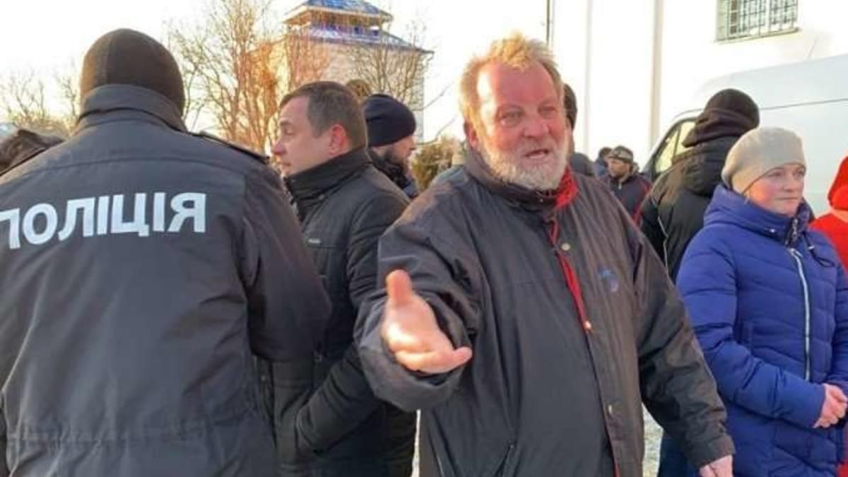 Священник на Волыни пытался обокрасть колокольню и сломал ногу, когда убегал: видео Священник на Волыни пытался обокрасть колокольню и сломал ногу, когда убегал: видео