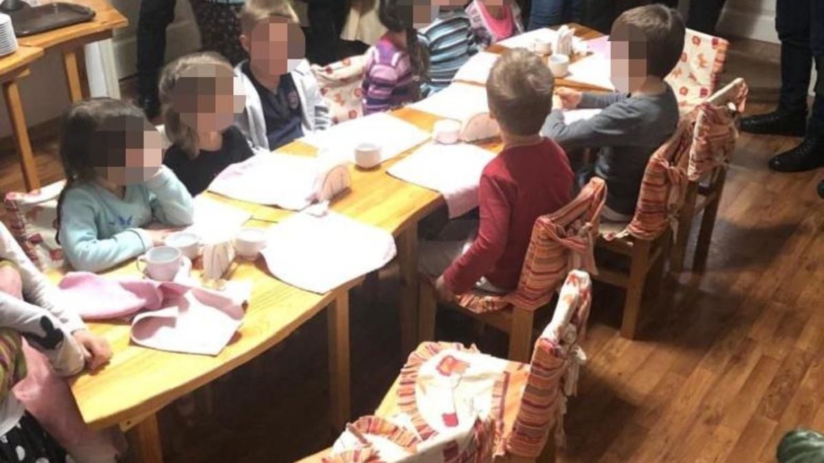 У столиці поліція виявила незаконне утримання 11 дітей У столиці поліція виявила незаконне утримання 11 дітей