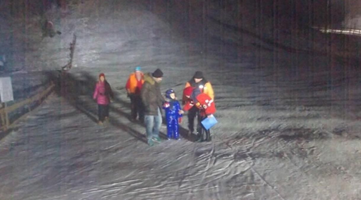 На Львівщині зупинився підйомник з 32 туристами: фото, відео На Львівщині зупинився підйомник з 32 туристами: фото, відео