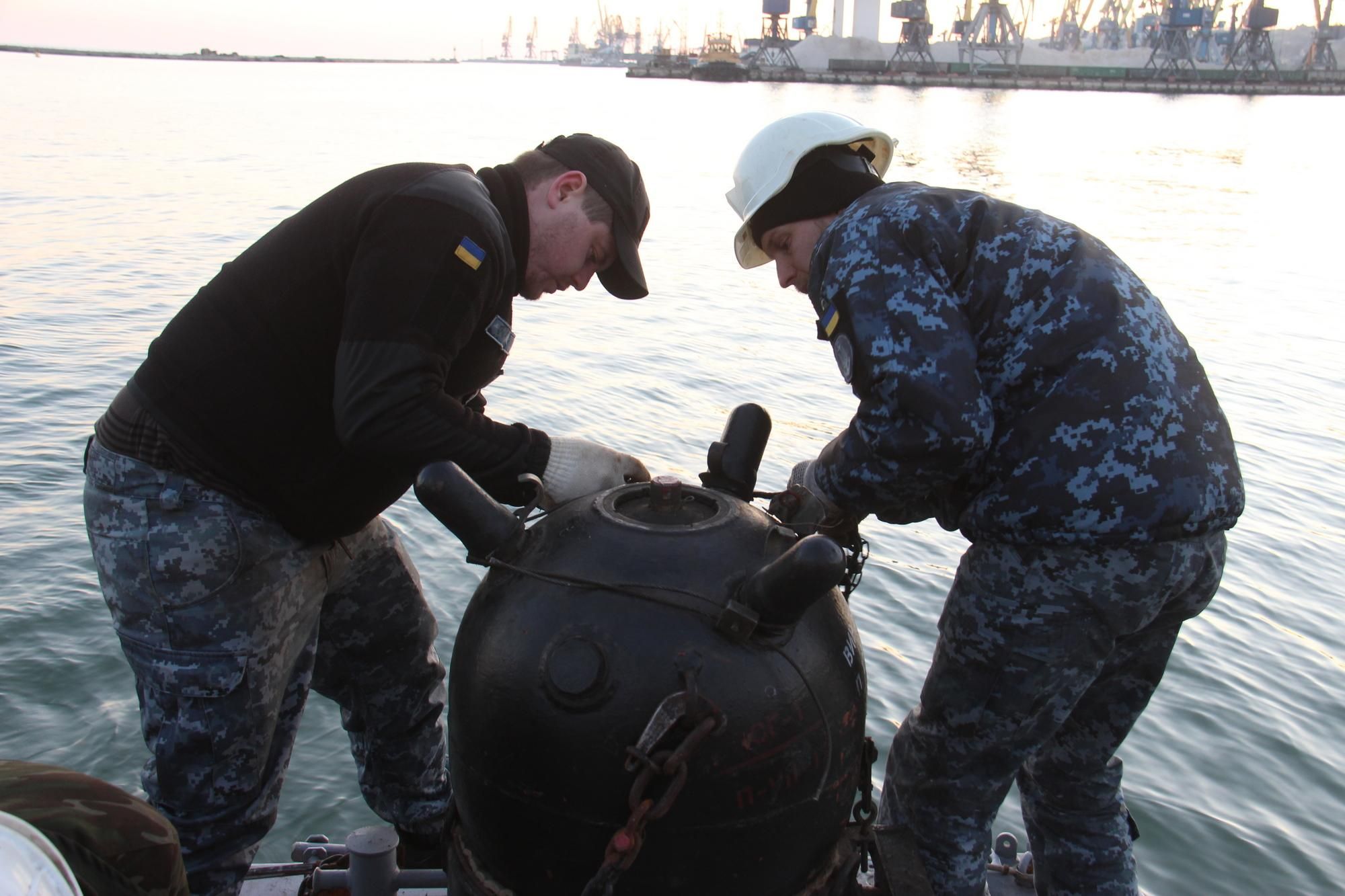 Военные провели учения по минированию участка Азовского моря: фото