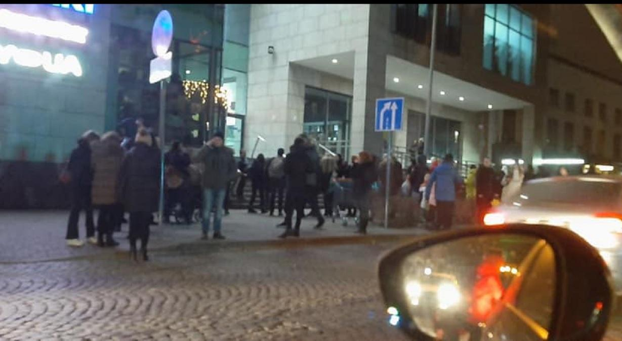 У Львові сталася пожежа у популярному торговому центрі: відео