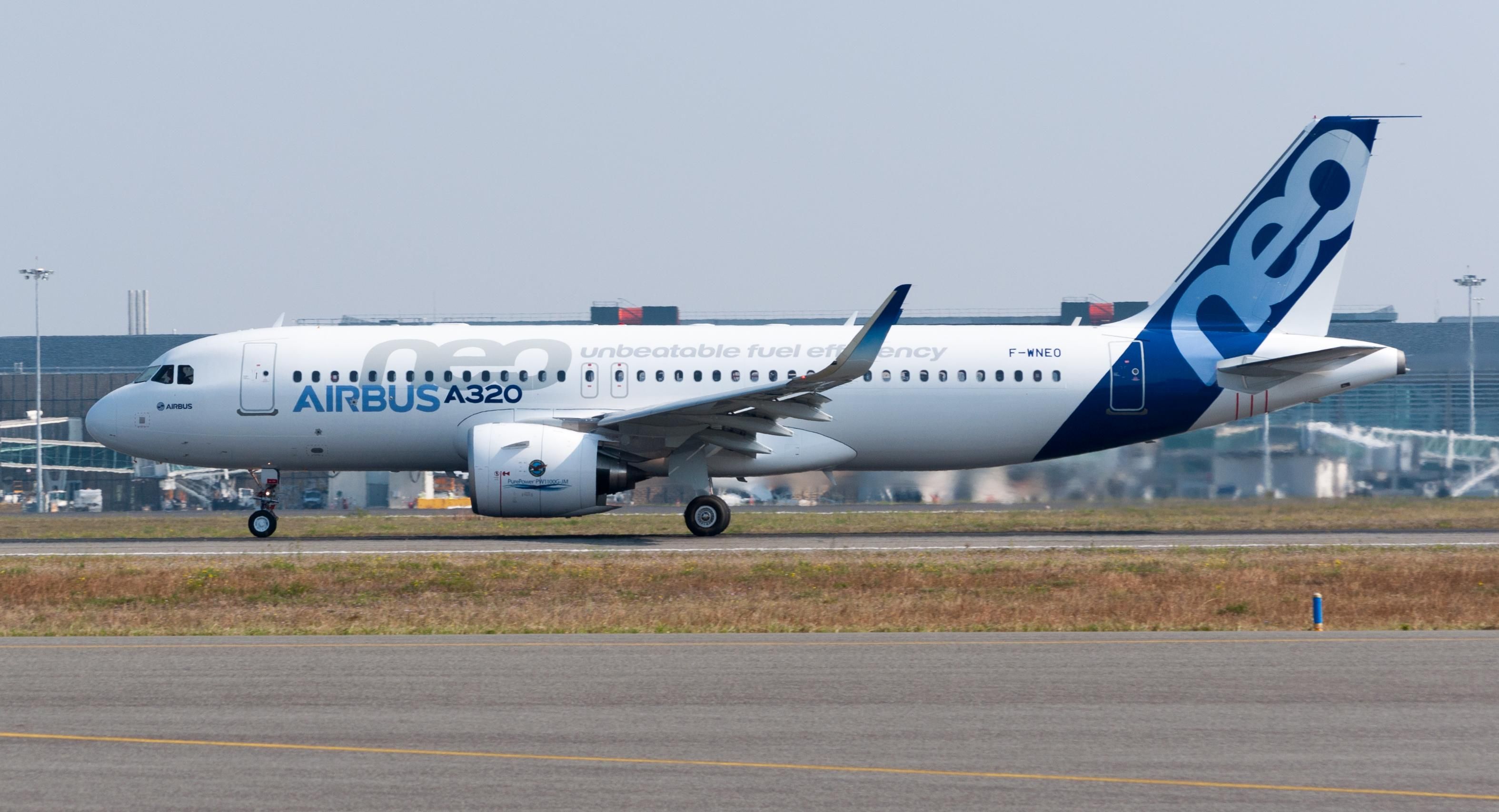 У російського пасажирського літака спалахнув двигун: відео з борту