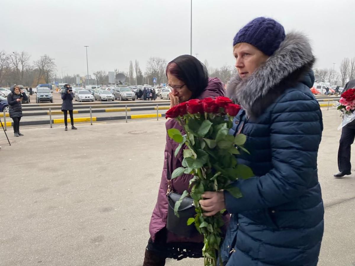 В "Борисполе" собираются родственники погибших в авиакатастрофе МАУ в Иране: видео В "Борисполе" собираются родственники погибших в авиакатастрофе МАУ в Иране: видео