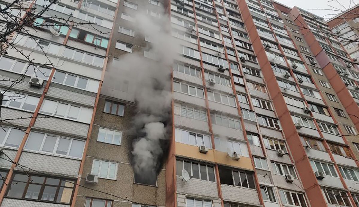 Масштабна пожежа сталася у 16-поверховому будинку Києва: фото, відео