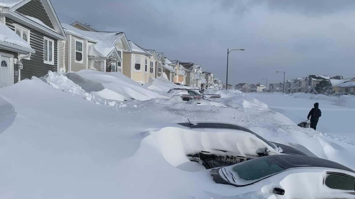Снігопад у Канаді побив 20-річний рекорд: люди пересуваються на лижах Снігопад у Канаді побив 20-річний рекорд: люди пересуваються на лижах