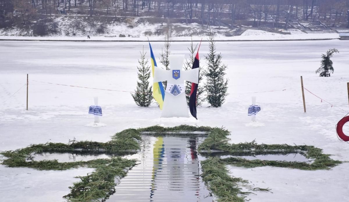 Як українці купаються на Водохреще: веселі фото та відео Як українці купаються на Водохреще: веселі фото та відео
