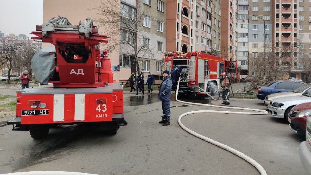 Пожар в Киеве на Троещине: из-за припаркованных авто пожарная не смогла  объехать дом – фото - Новости Киева - Киев