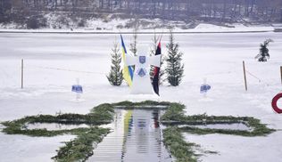 Как украинцы купаются на Крещение: веселые фото и видео