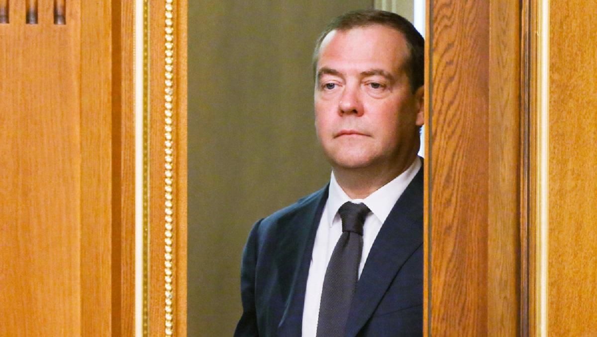Медведєв визнав, що санкції через анексію Криму болісно вдарили по Росії