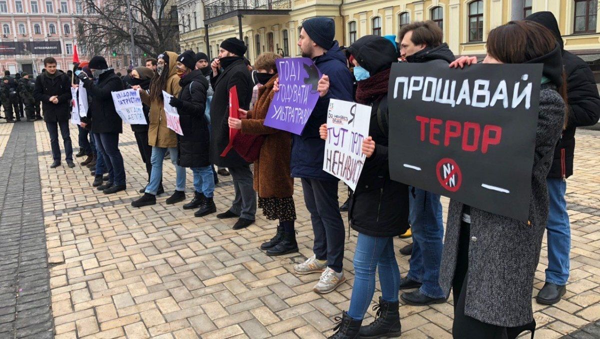 Учасників акції протесту проти "ультраправого насильства" закидали петардами: відео Учасників акції протесту проти "ультраправого насильства" закидали петардами: відео