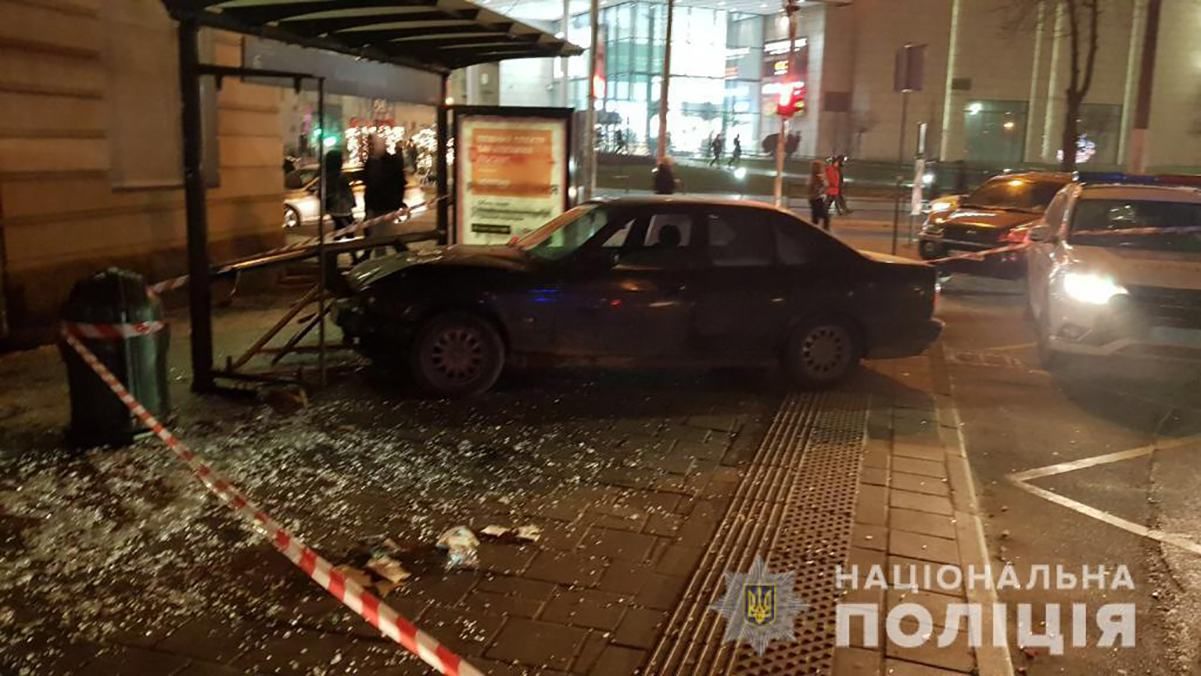 Авто въехало в остановку с людьми в центре Львова: фото Авто въехало в остановку с людьми в центре Львова: фото