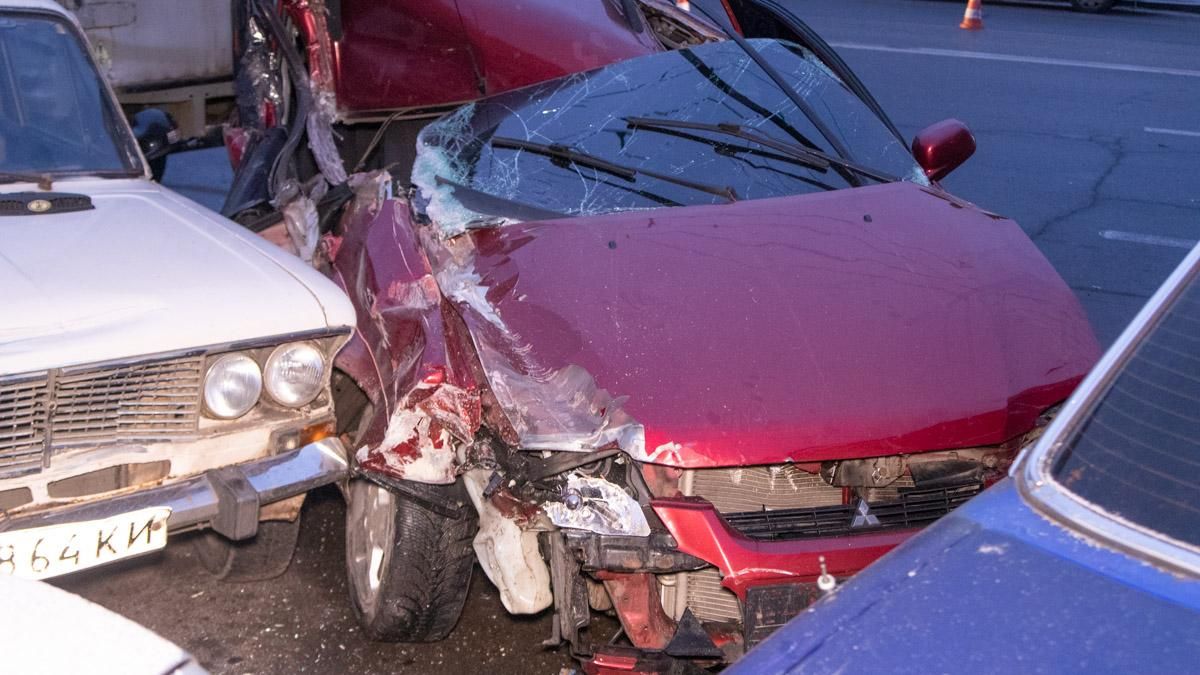 У Києві п'яний водій на Mitsubishi влетів у припарковані машини: фото, відео