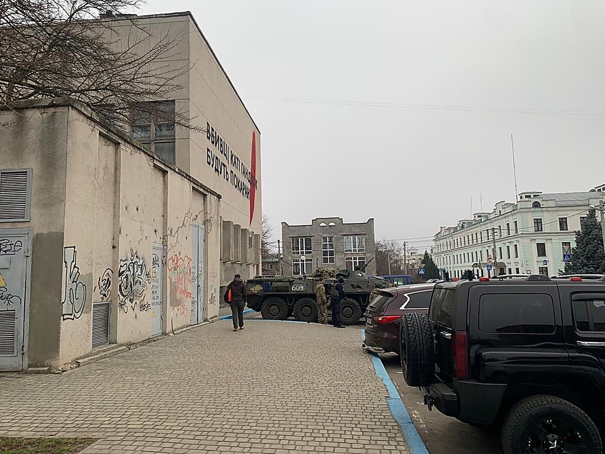 Обшуки у справі Гандзюк у Херсоні: СБУ залучила БТР і спецназ – фото Обшуки у справі Гандзюк у Херсоні: СБУ залучила БТР і спецназ – фото