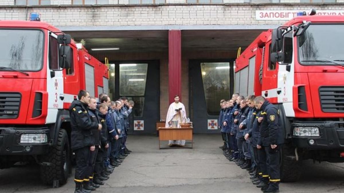 Рятувальники на Водохреща купались в пожежній автоцистерні: фото