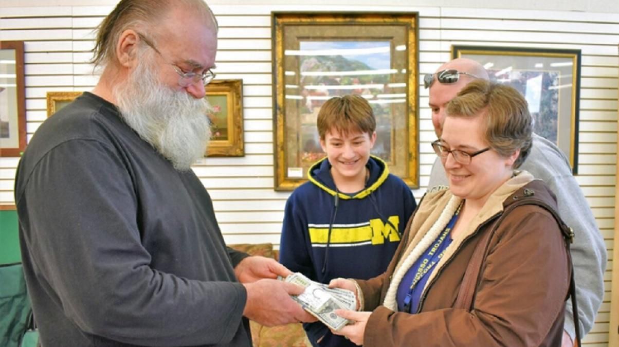 Американець купив уживаний диван і знайшов у ньому чималу суму грошей: відео Американець купив уживаний диван і знайшов у ньому чималу суму грошей: відео