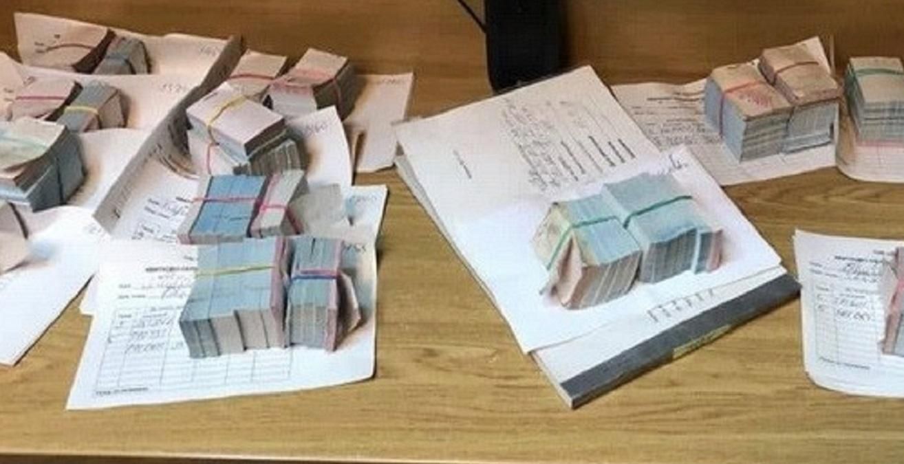 Чиновники у Чернівцях привласнили мільйони, призначені на компенсації пільгового проїзду: фото Чиновники у Чернівцях привласнили мільйони, призначені на компенсації пільгового проїзду: фото