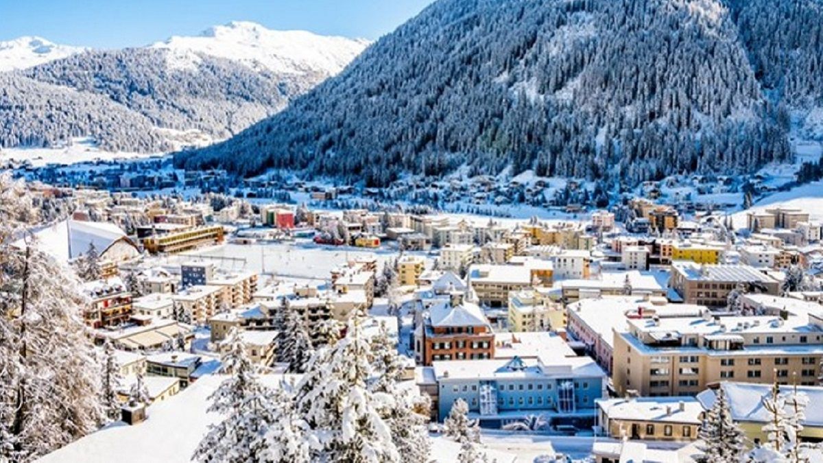 У Давосі спіймали російських шпигунів-"сантехніків" з дипломатичними паспортами У Давосі спіймали російських шпигунів-"сантехніків" з дипломатичними паспортами