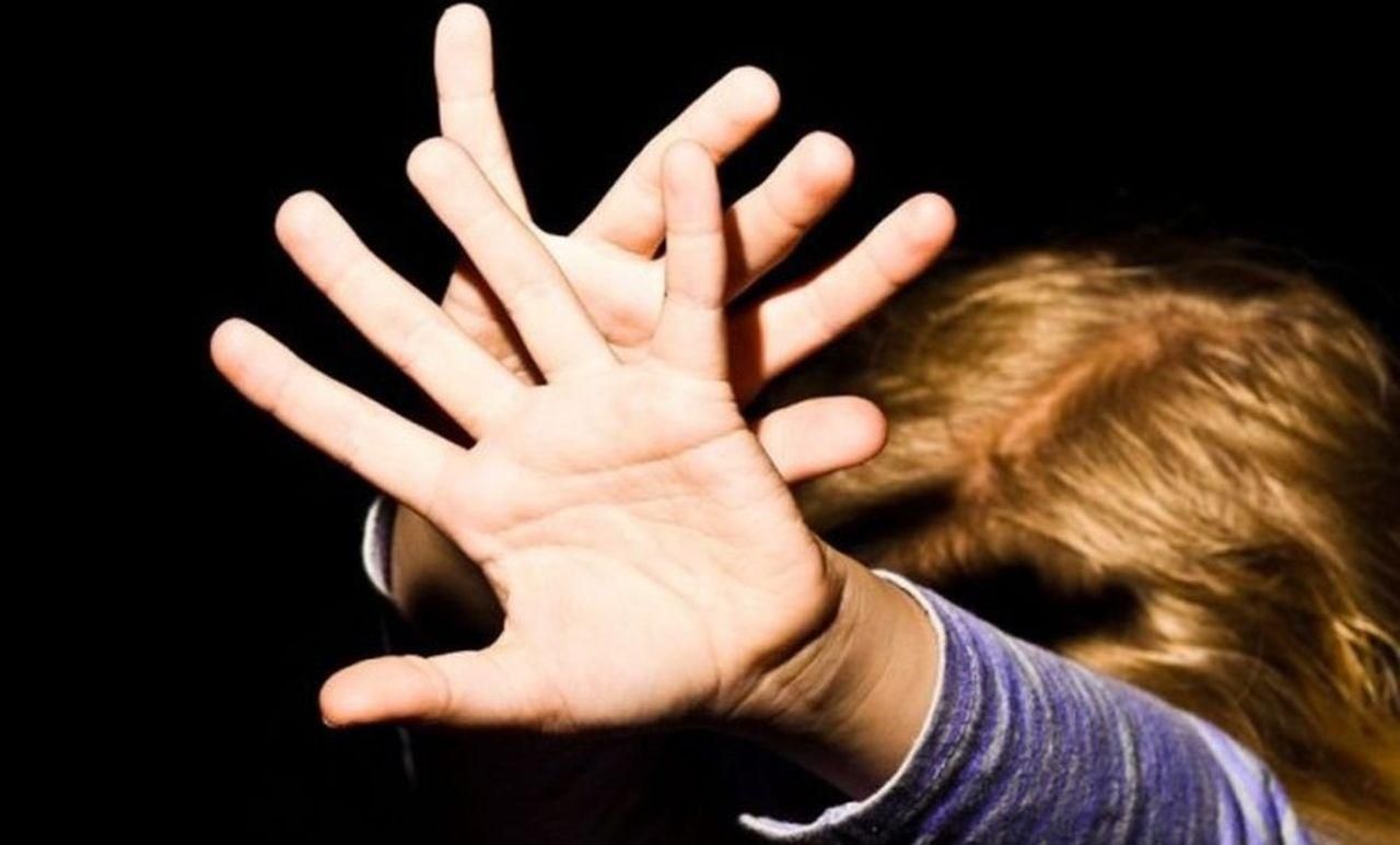 Біля школи у Нікополі невідомий напав на дівчинку: відео Біля школи у Нікополі невідомий напав на дівчинку: відео