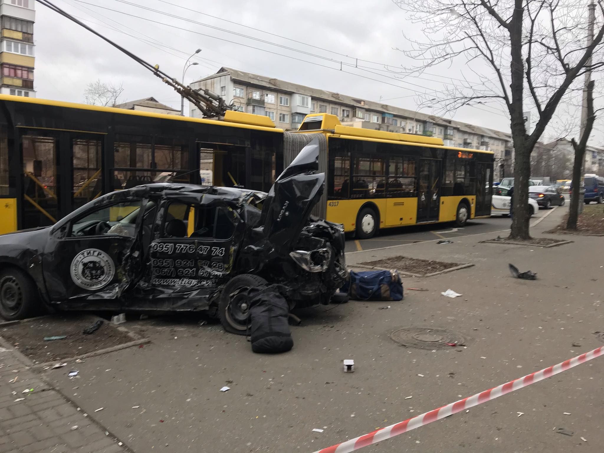 ДТП в Києві сьогодні на Перова: тролейбус і машина охорони