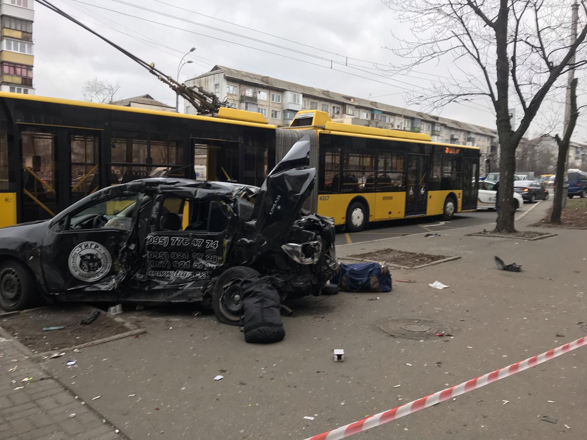 ДТП в Киеве сегодня на Перова: тролейбус и машина охраны