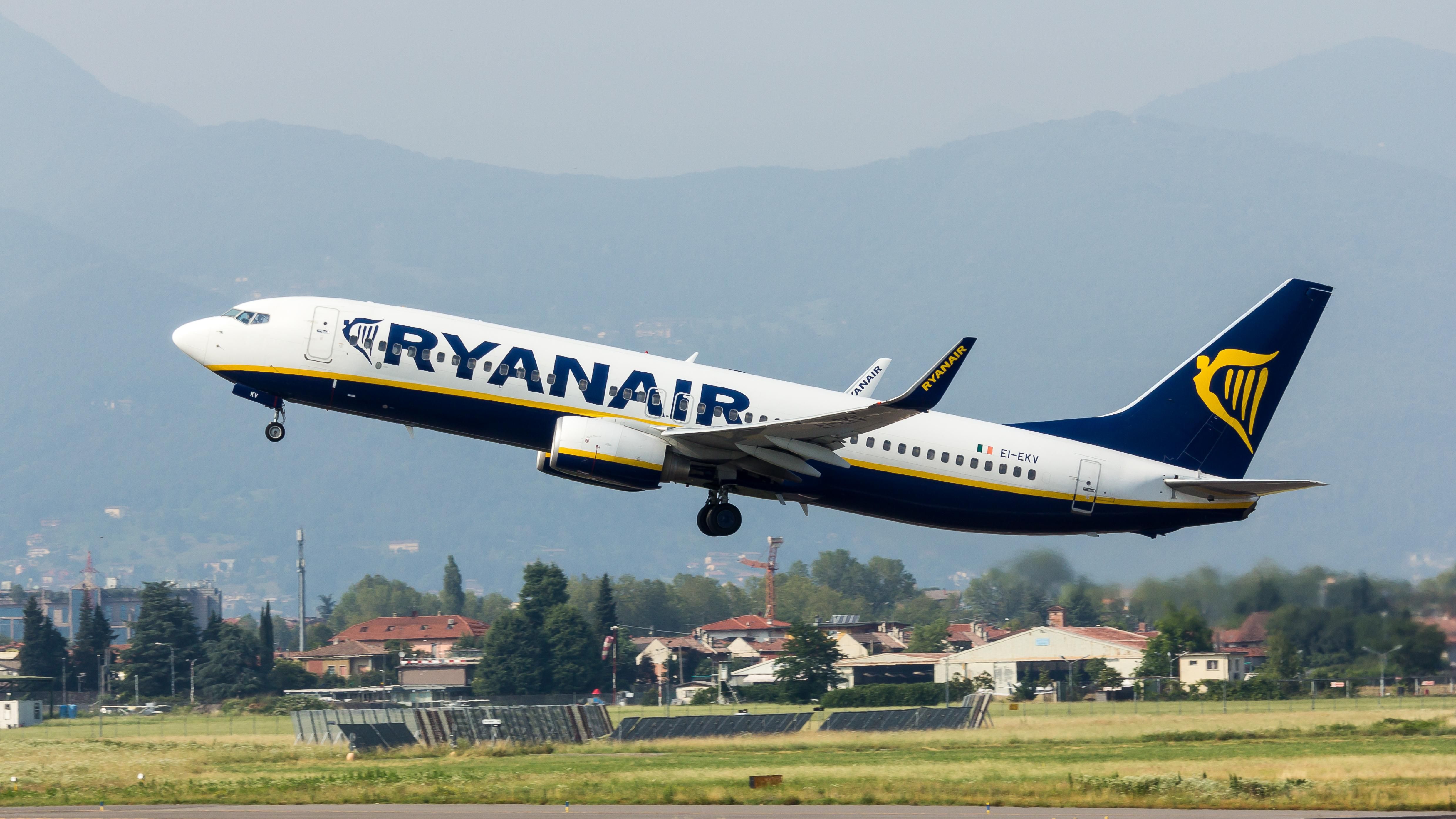 Літак авіакомпанії Ryanair загорівся у повітрі: відео з борту
