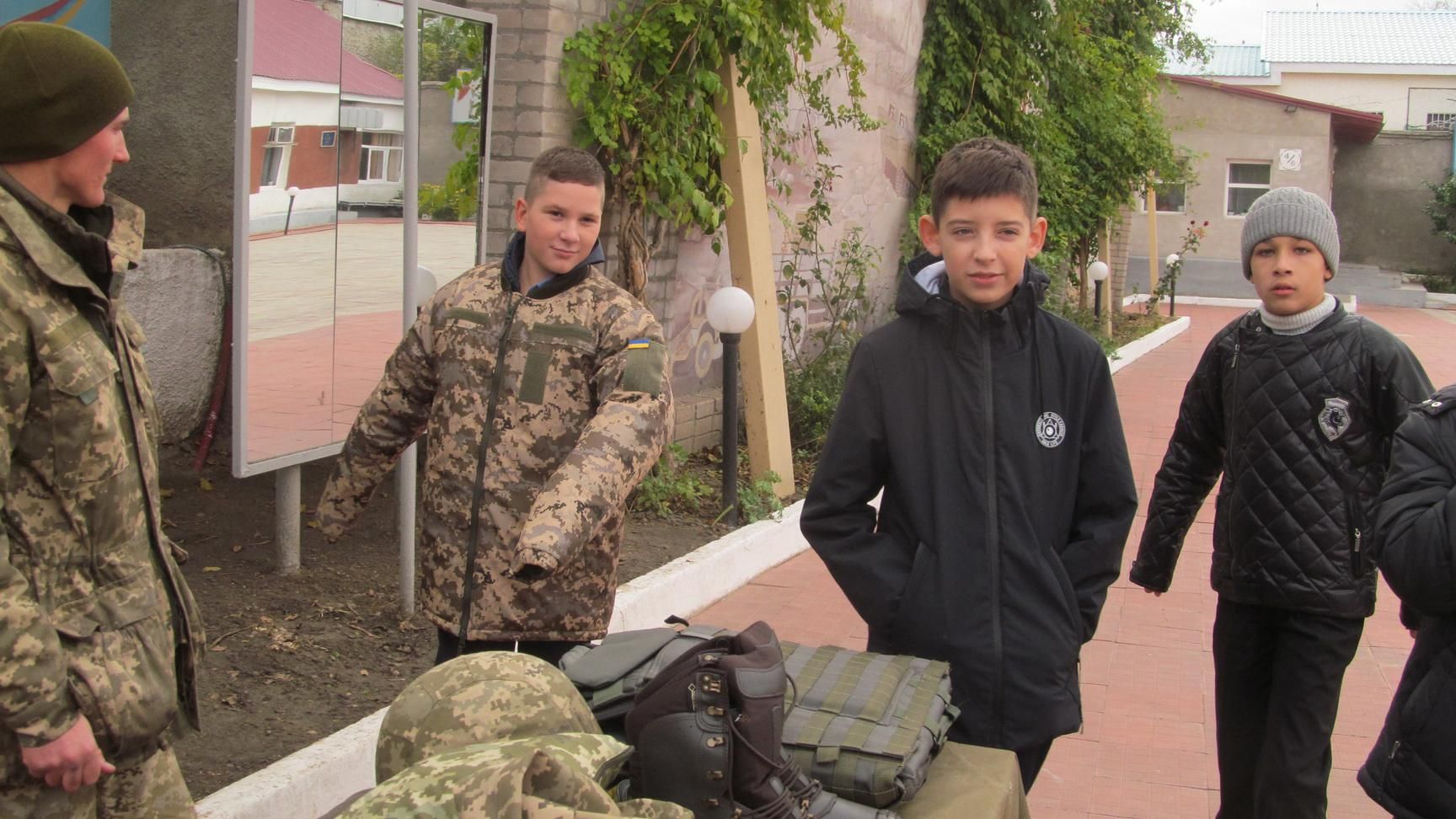 Курьезы призыва в армию: 12-летнему школьнику принесли повестку из военкомата в Киеве