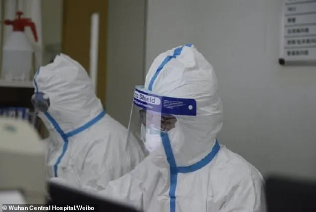 Лікарі працюють у захисних костюмах в китайських клініках